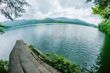 在大山中烟雾弥漫图片