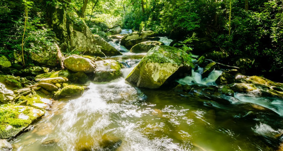 山峰下的小溪 图片