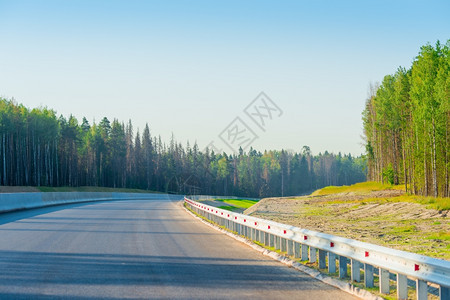 没有线条标记的道路图片