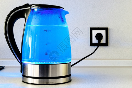 厨房有照明的透茶壶厨房有沸水图片