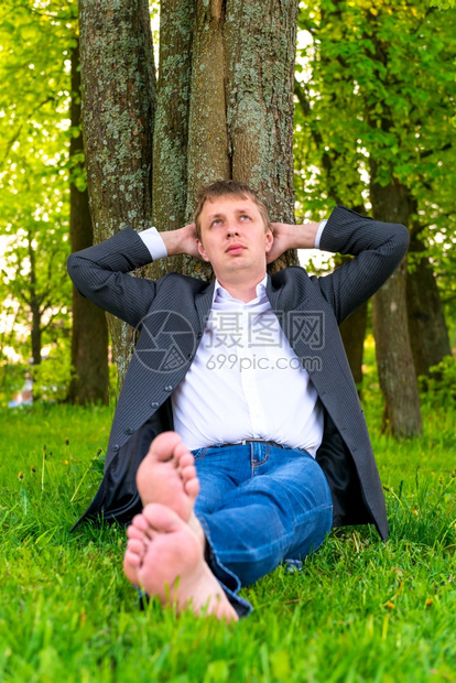 赤脚梦想经理坐在公园里图片