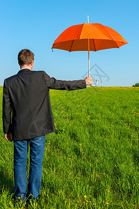 一个带雨伞的男人准备躲避雨图片