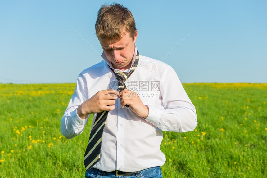 商人绑着他的领带早上脱光衣服图片