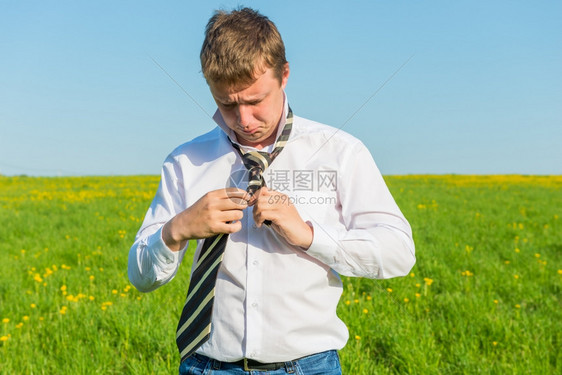 商人绑着他的领带早上脱光衣服图片