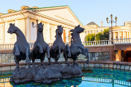 莫斯科马内兹广场上的马匹喷泉图片