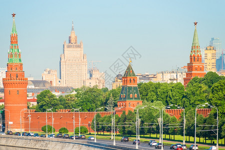 莫斯科克伦林山墙沿线的车辆交通图片