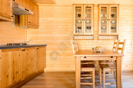 木制农舍中的厨房图片
