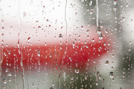 雨点落在背景中有很多红色的窗格上图片