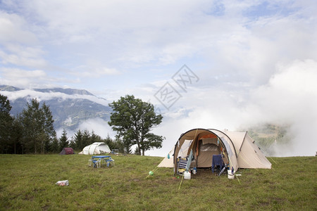 位于法国高原萨沃伊地区的架帐篷上图片