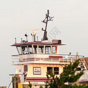 日出时在海帽子岛的船码头图片