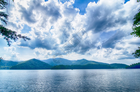 夏季大片烟雾浓山中的桑特拉湖图片