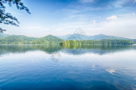 夏季大片烟雾浓山中的桑特拉湖图片