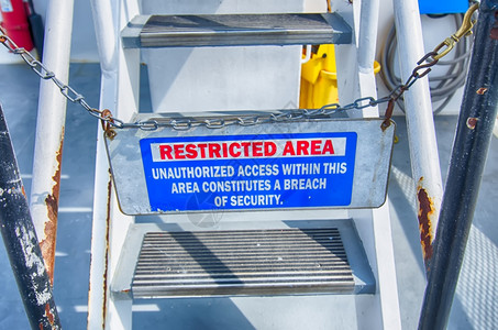 警告标志钢楼梯禁区高清图片