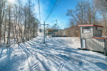 滑雪电梯座椅从北卡罗利纳糖山上飞过图片