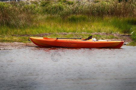 北卡罗莱纳岛的马姆林诺声音海滩上的橙色皮艇图片