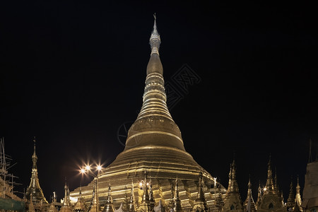 夜里在阳布玛myanr的dhyango的dhweagon塔中图片