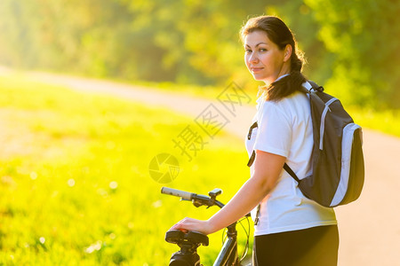 户外骑行自行车的年轻女子图片