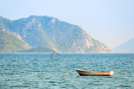 海浪上的小船图片