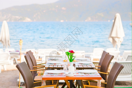 海边滩的餐桌咖啡厅图片