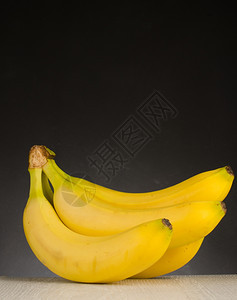 木制背景的新鲜香蕉黑板背景图片