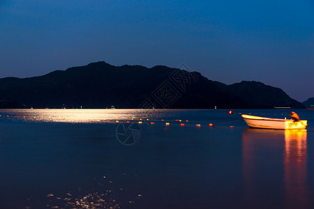 夜晚的渔船宁静海图片