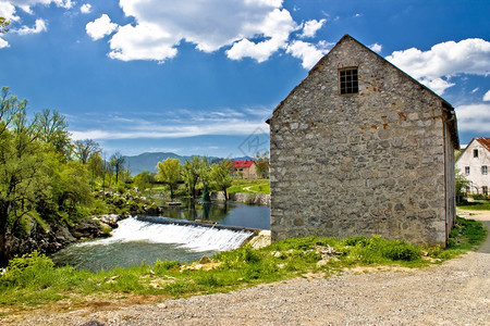 莱卡地区哥斯皮克镇的诺维西卡河croati图片
