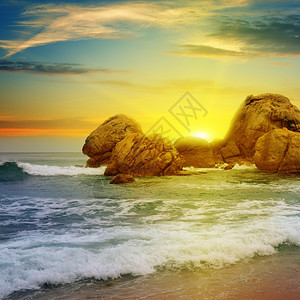 环绕着岩石岛和日出的风景图片