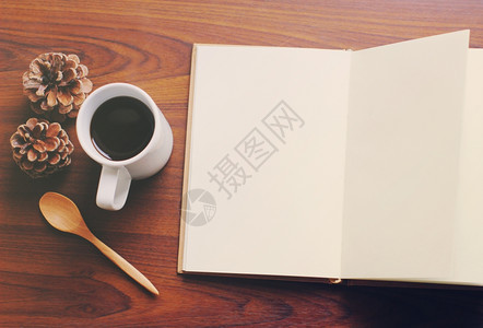 带反转过滤效果的空白笔记本和咖啡图片