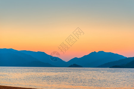 美丽的日出在海边山上图片