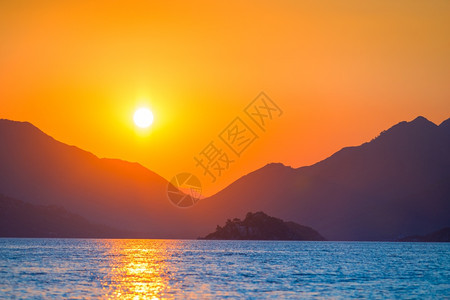 太阳在海面上升起图片