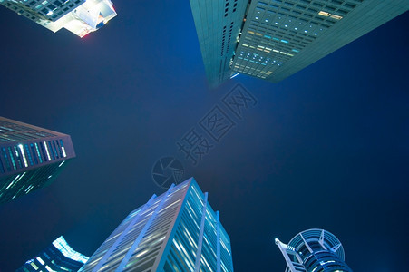 夜空升起的摩天大楼图片