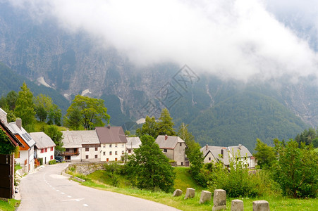 高山下的村莊图片