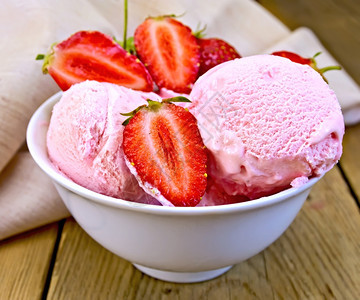 白碗中的草莓木板上餐巾纸草莓和的冰淇淋图片