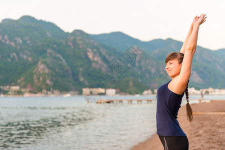 海边的健身员图片