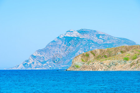 美丽的山岳和清澈爱琴海背景图片