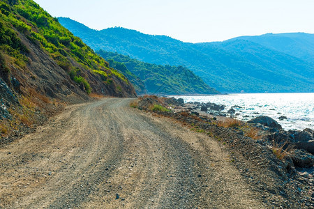 未铺设的公路沿大海行驶图片