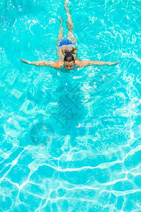 运动员在游泳池中游泳图片