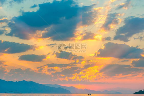 日出时美丽的积云在海面上彩图片