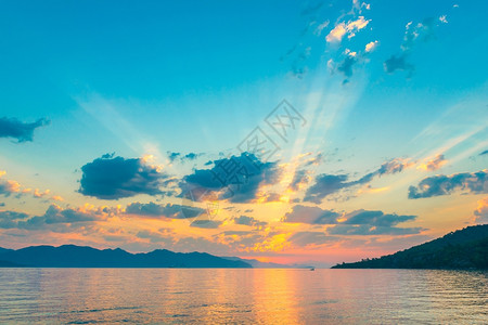 在海面的太阳升起光芒下美丽天空图片