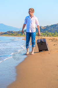 载着行李箱看海的失踪旅行者图片