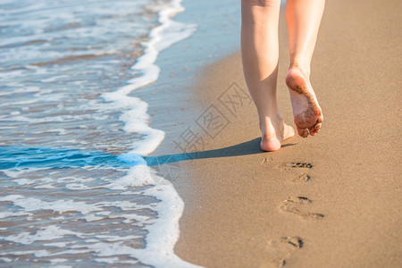 沙滩上行走留下的脚印图片
