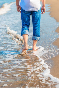 赤脚男子在海岸行走图片素材