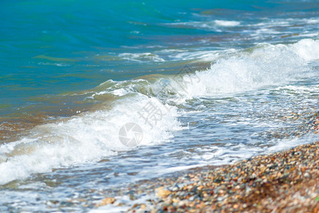 碎石海滩和小波的爱琴海背景图片