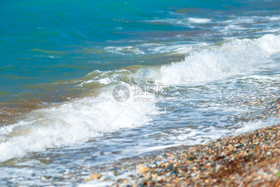 碎石海滩和小波的爱琴海图片