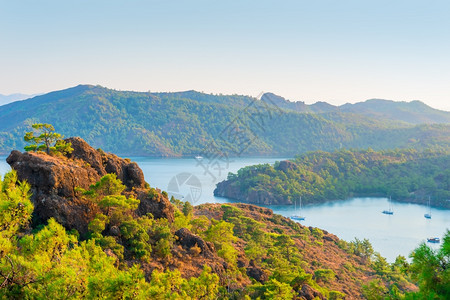 美丽的山峰和光滑海湾图片