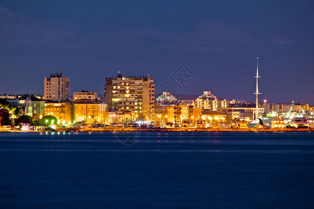 扎达尔旅游目的地夜间城市港景达马提亚croati图片