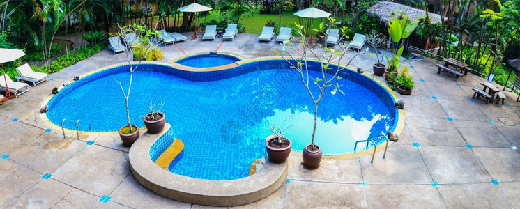 在泰国的游泳池全景图片