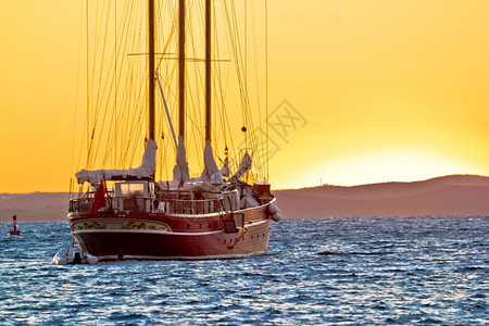 黄金日落风景的老木帆船图片
