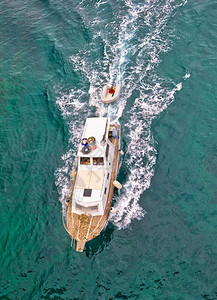 蓝海空中垂直视图的拖网渔船图片