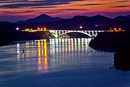 沙比尼克湾桥黄昏的景色达马提亚croati高清图片